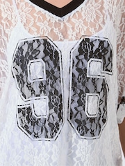 Yours Curve Limited Lace Printed V-Neck Top - صورة 4 من 5