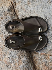 Braun - Linzi Latch Toe Ring Flat Sandals - Bild 5 von 7