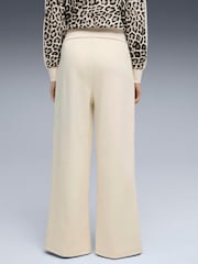 أبيض - Puma Wardrobe Essentials Relaxed Trousers - صورة 2 من 4
