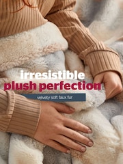 Silentnight Natural Check Snugsie Faux Fur Throw - Image 3 of 8