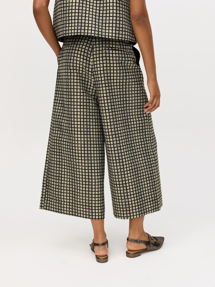 Oliver Bonas Checked Jacquard Cropped Wide Leg Trousers - صورة 2 من 7 Oliver Bonas Checked Jacquard Cropped Wide Leg Trousers - صورة 2 من 7