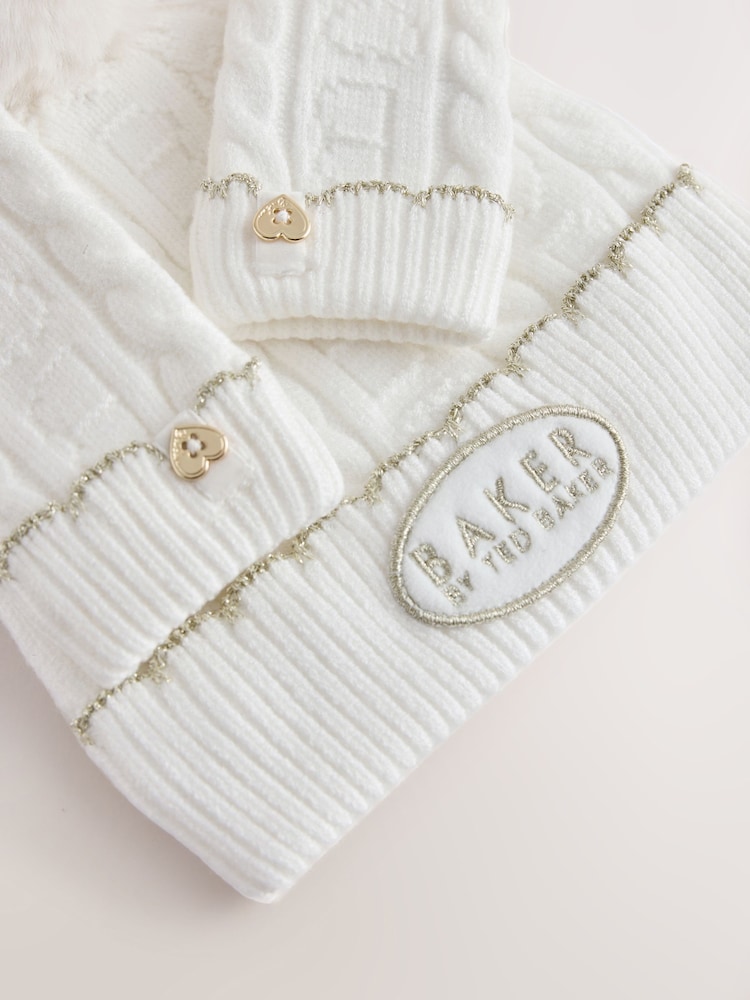 حزمة من قبعة محبوكة بغرزة الضفيرة مزينة بقلب وقفازات من Baker by Ted Baker - صورة 5 من 5 حزمة من قبعة محبوكة بغرزة الضفيرة مزينة بقلب وقفازات من Baker by Ted Baker - صورة 5 من 5