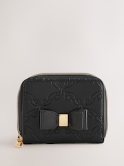 Porta-moedas infantil com laço em relevo Baker by Ted Baker para a volta às aulas. - Imagem 1 de 6