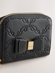 Porta-moedas infantil com laço em relevo Baker by Ted Baker para a volta às aulas. - Imagem 4 de 6