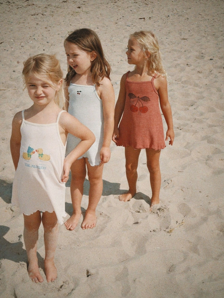 Konges Sløjd Itty Cherry Print Strap Dress - Imagen 2 de 2 Konges Sløjd Itty Cherry Print Strap Dress - Imagen 2 de 2