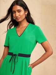 Verde brillante - Vestido Love & Roses de manga corta con detalle de lazo en contraste en la cintura. - Imagen 2 de 4