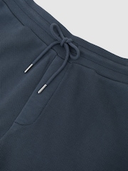 Airforce أزرق - شورت من قماش قطن بيكيه مصبوغ Sundown من Reiss - صورة 5 من 5