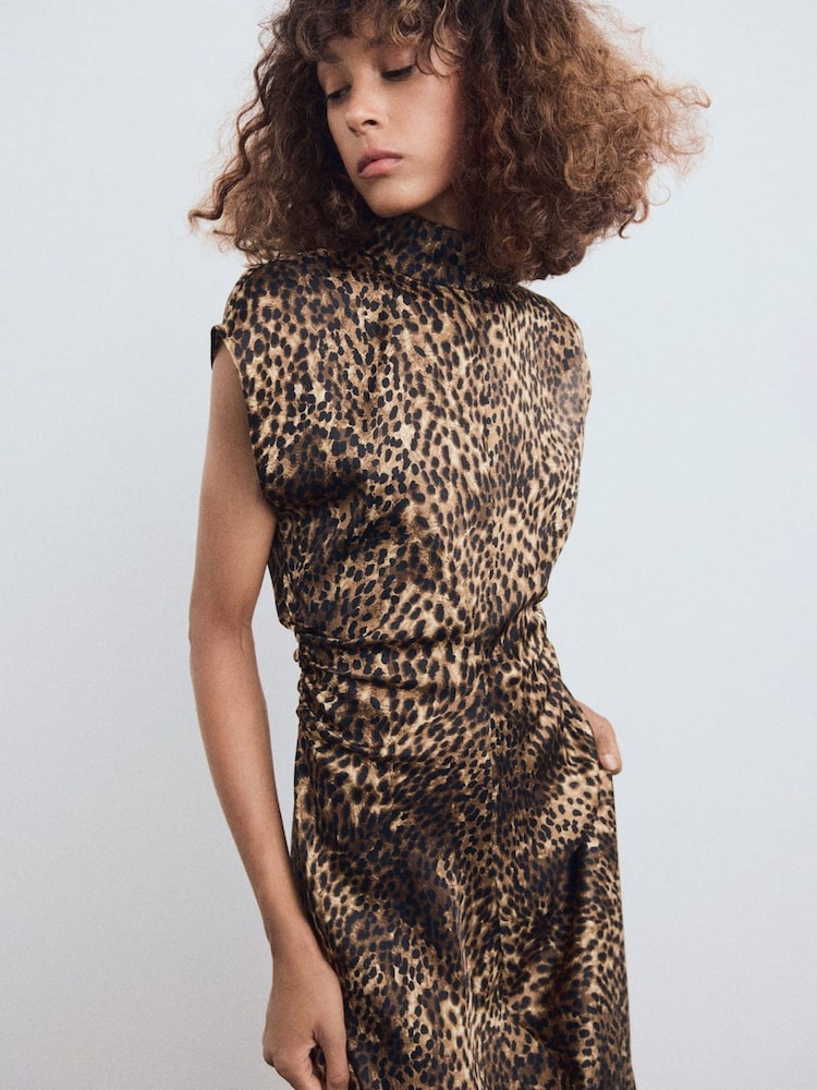 Mango Leopard Print High Neck Sleeveless Satin Maxi Dress - صورة 2 من 4 Mango Leopard Print High Neck Sleeveless Satin Maxi Dress - صورة 2 من 4