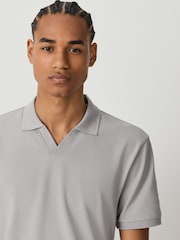 Gris - Short Sleeve Trophy Neck Pique Polo Shirt - Imagen 4 de 7