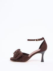 Antelina marrón chocolate - Friends Like These Bow Detail Mid Flared Heeled Occasion Sandals - Imagen 5 de 5