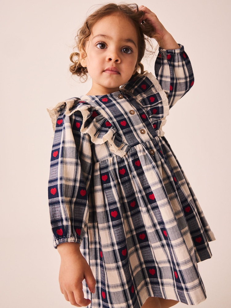 Navy Blue Heart Check - 褶邊領長袖連身裙(3 個月-8 歲) - 圖片 2/8 Navy Blue Heart Check - 褶邊領長袖連身裙(3 個月-8 歲) - 圖片 2/8