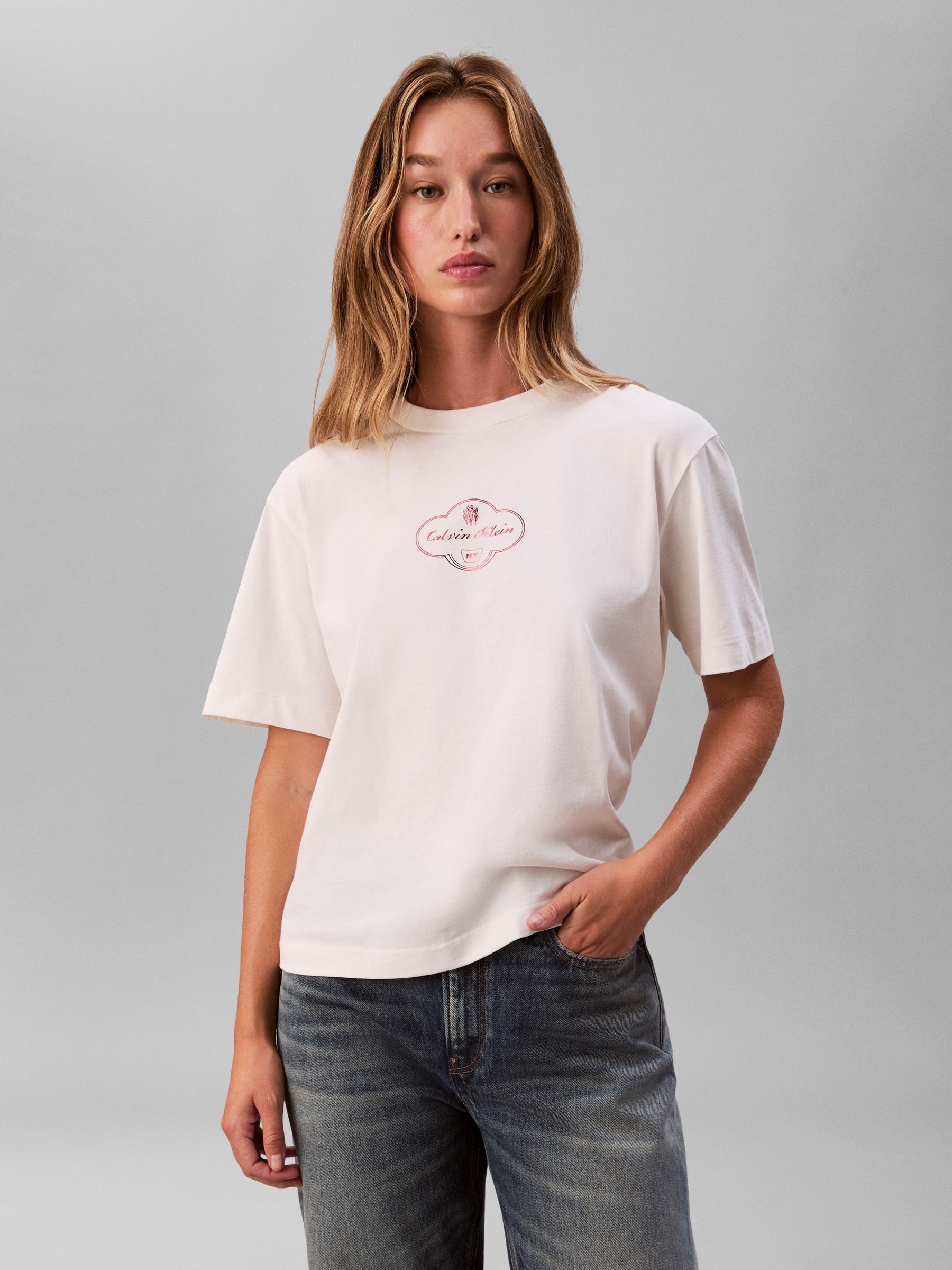 トップス CK Buy Calvin Klein White Cocktail Logo Graphic Boxy T-Shirt from