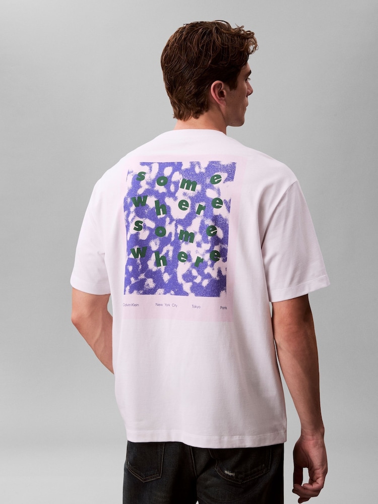 Calvin Klein Somewhere Graphic Relaxed T-Shirt - صورة 2 من 4