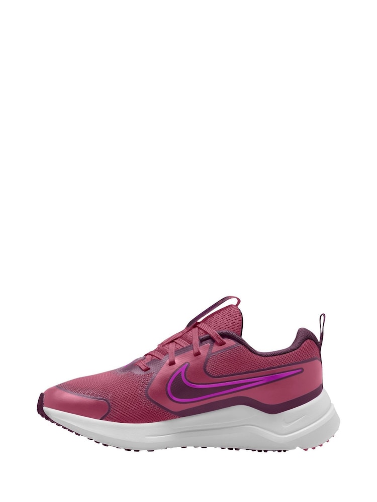Red Bordeaux and Beet Pink - Nike Cosmic Running-Sneaker für Jugendliche - Bild 2 von 4