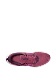 Red Bordeaux and Beet Pink - Nike Cosmic Running-Sneaker für Jugendliche - Bild 3 von 4