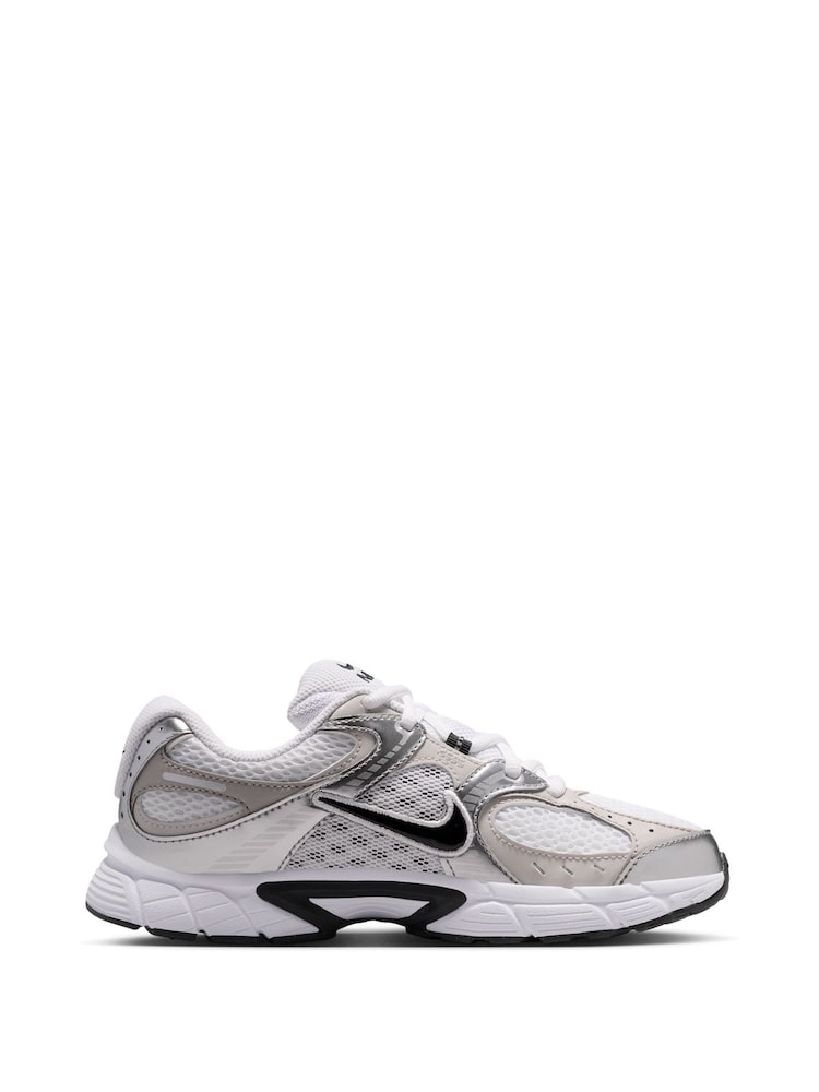 Nike White Youth V5 Runner Trainers - Image 2 of 11