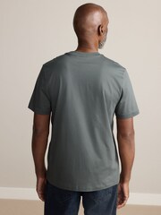 Verde profundo - Ajuste regular - Camiseta de gola redonda Signature SUPIMA ® de algodão - Imagem 2 de 5