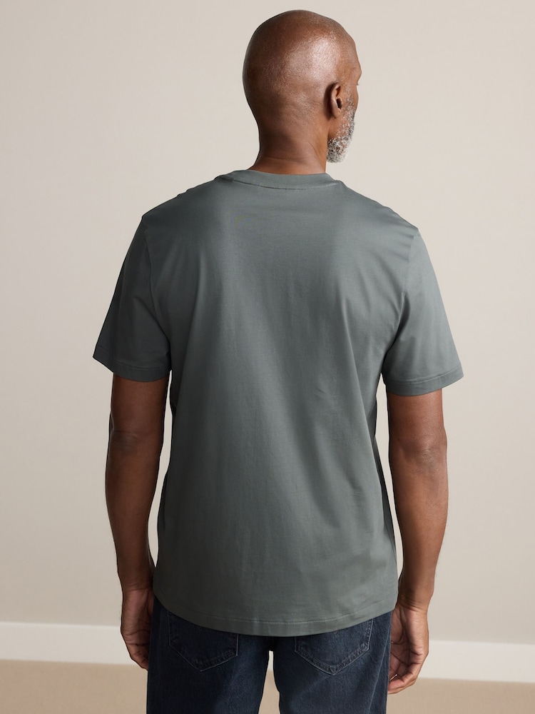 Verde profundo - Ajuste regular - Camiseta de gola redonda Signature SUPIMA ® de algodão - Imagem 2 de 5