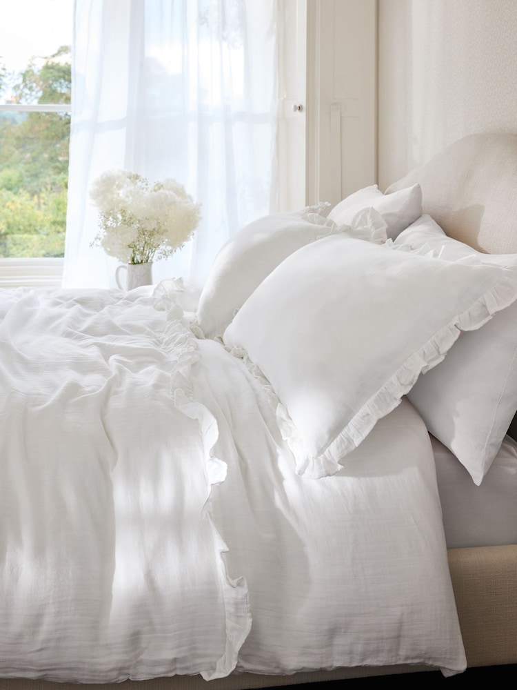 Laura Ashley Angie Ruffle Cotton Gauze Duvet Cover and Pillowcase Set - Larawan 2 ng 5