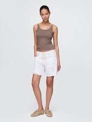 Marrón - Gap Modern Cropped Cami Top - Imagen 3 de 5