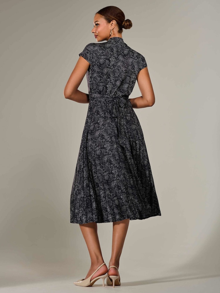 Schwarz Chrom - Jolie Moi – Jersey-Midikleid mit Flügelärmeln und Falten - Bild 2 von 6 Schwarz Chrom - Jolie Moi – Jersey-Midikleid mit Flügelärmeln und Falten - Bild 2 von 6