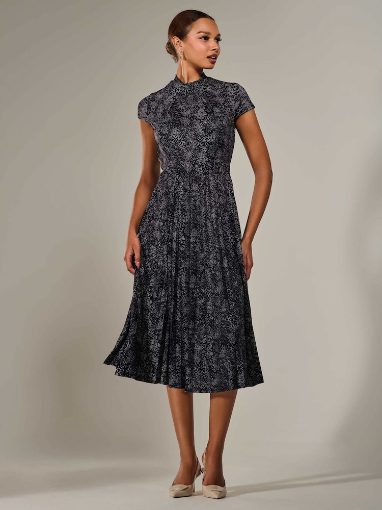 Negru crom - Jolie Moi Jersey Mâneci scurte Plisat Midi Rochie - Image 4 of 6