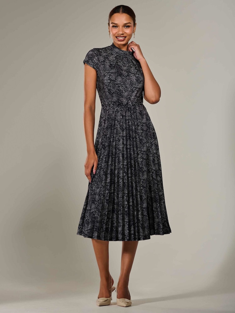 Schwarz Chrom - Jolie Moi – Jersey-Midikleid mit Flügelärmeln und Falten - Bild 6 von 6 Schwarz Chrom - Jolie Moi – Jersey-Midikleid mit Flügelärmeln und Falten - Bild 6 von 6