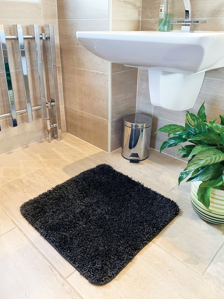 Hug Rug Black Washable Shaggy Bath Mat - Image 9 of 9