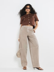 تيشرت بتصميم عسكري بأزرار أمامية وكم قصير من River Island - صورة 1 من 3