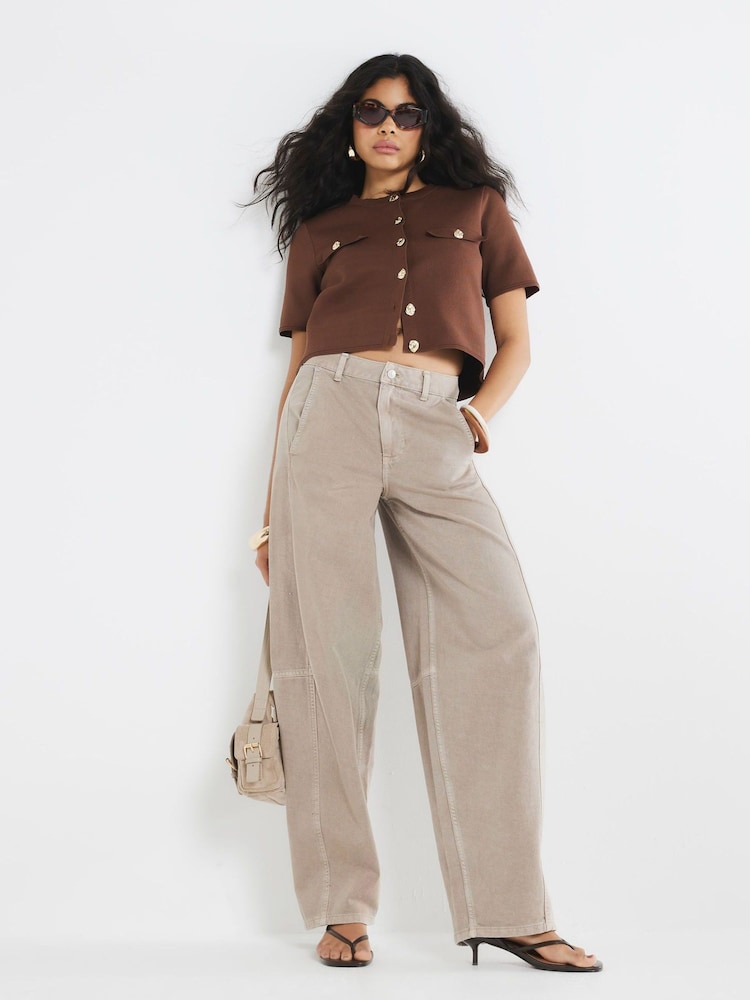تيشرت بتصميم عسكري بأزرار أمامية وكم قصير من River Island - صورة 1 من 3