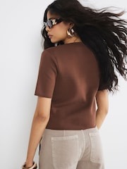 تيشرت بتصميم عسكري بأزرار أمامية وكم قصير من River Island - صورة 2 من 3