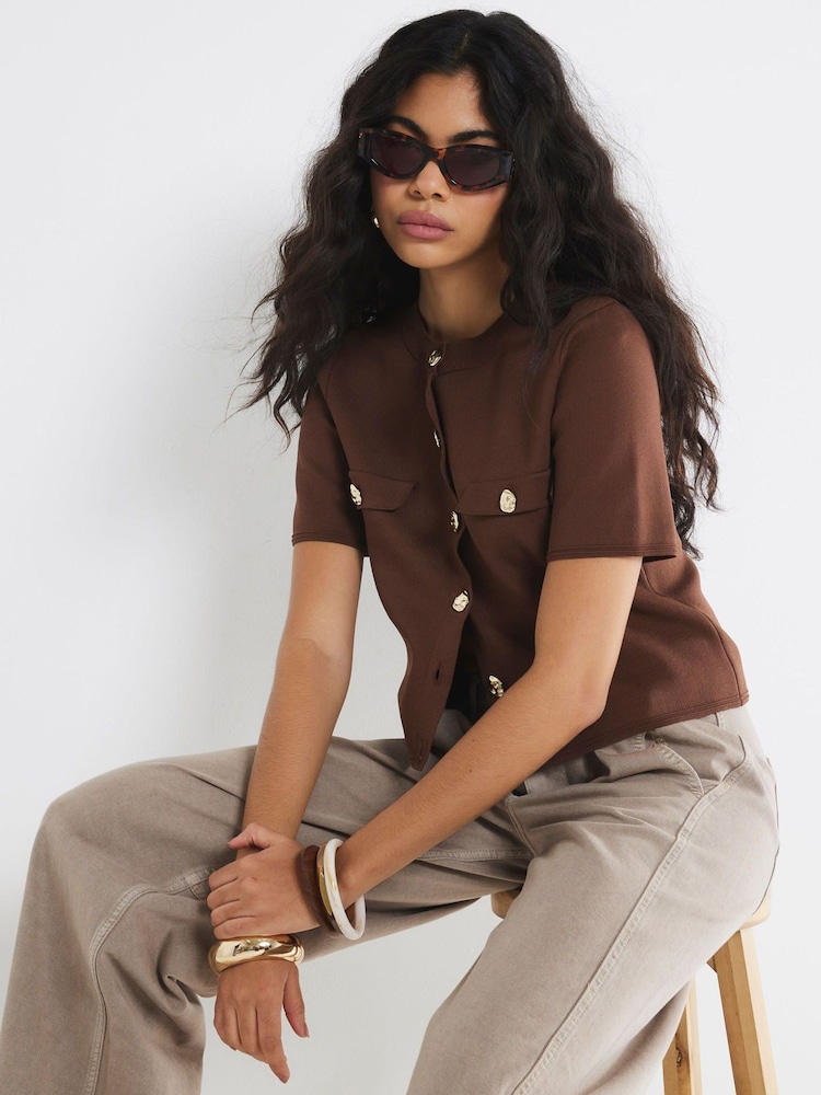 تيشرت بتصميم عسكري بأزرار أمامية وكم قصير من River Island - صورة 3 من 3