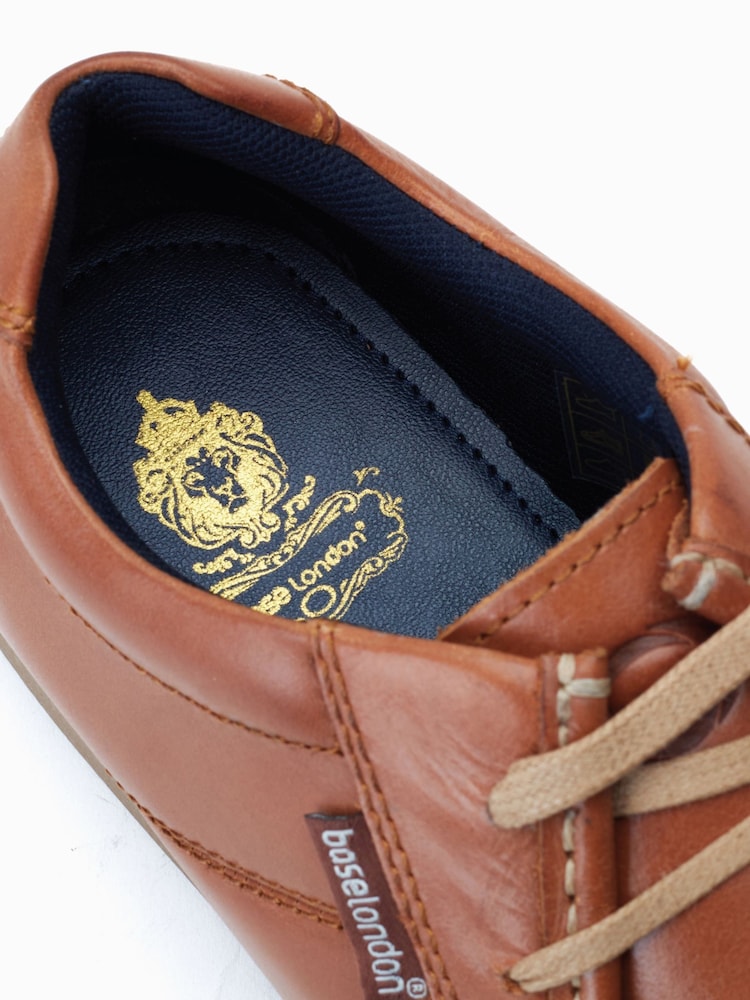 Rumenorjavi čevlji z vezalkami Base London Natural Event Wallabee - Slika 6 iz 6
