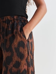 Estampado animal marrón - Pantalones de pernera ancha en satén arrugado - Imagen 5 de 8
