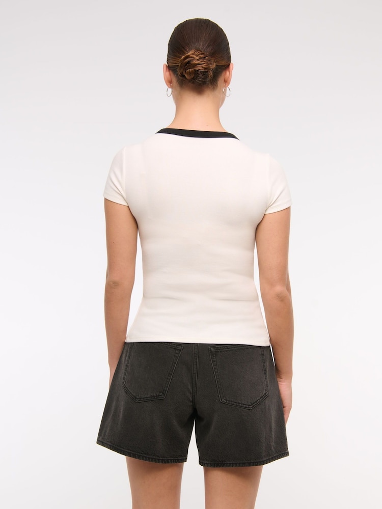 Abercrombie & Fitch Curve Love High Rise Loose Denim Black Shorts With Clean Hem - Image 2 of 7 Abercrombie & Fitch Curve Love High Rise Loose Denim Black Shorts With Clean Hem - Image 2 of 7
