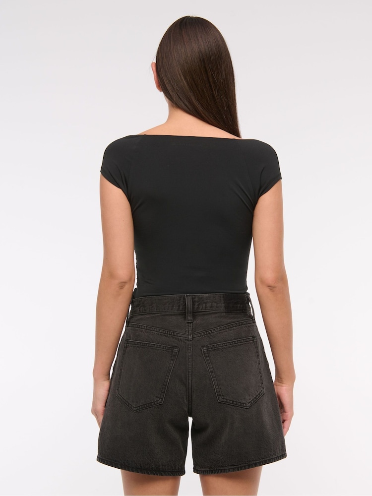 Abercrombie & Fitch High Rise Loose Denim Black Shorts With Clean Hem - Image 2 of 6 Abercrombie & Fitch High Rise Loose Denim Black Shorts With Clean Hem - Image 2 of 6