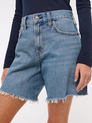 Abercrombie & Fitch Blue High Rise Loose Denim Shorts With Fray Hem - Bild 5 von 8