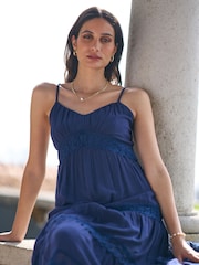Yumi gestuftes Maxikleid mit Spitzen und Trägern - Bild 3 von 4