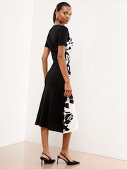 Lipsy Black/White Knitted Floral Print Short Sleeve Midi Dress - Image 4 of 4