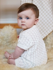 Blanco - The Little Tailor Baby Scallop Design Pointelle Button Through 100% Cotton Romper - Imagen 2 de 7