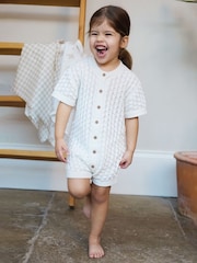 Blanco - The Little Tailor Baby Scallop Design Pointelle Button Through 100% Cotton Romper - Imagen 3 de 7