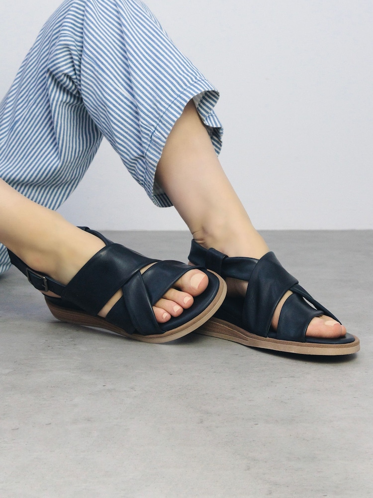 Azul - Moda in Pelle azul sobre Sandals de couro com tira cruzada macia e microanca - Imagem 1 de 5