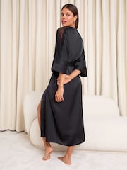 Preto - Lipsy Satin Robe longo com aplicação de renda - Imagem 4 de 4