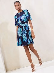 Azul marino - Vestido recto plisado con estampado floral de Lipsy - Imagen 1 de 4