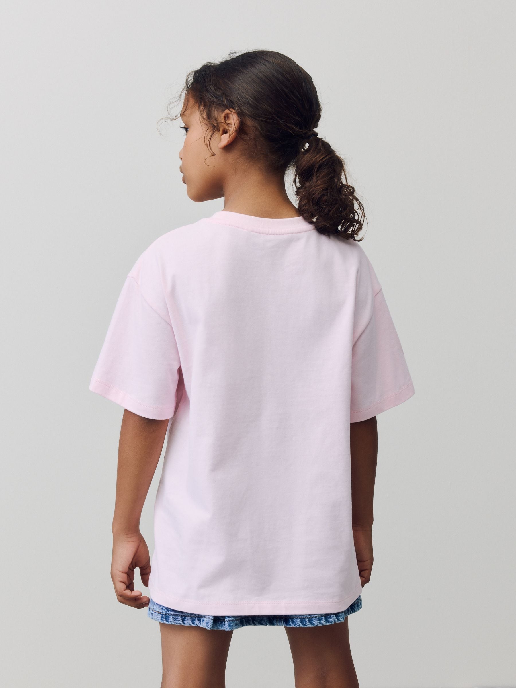 Next：日本 ピンク - オーバーサイズ Olivia Rodrigo Tシャツ（3～16