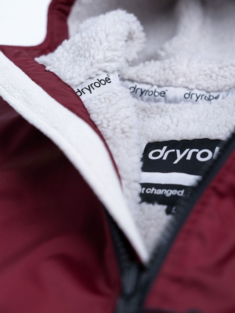 dryrobe Red Advance Adult Long Sleeve Changing Coats - Image 7 of 7 dryrobe Red Advance Adult Long Sleeve Changing Coats - Image 7 of 7
