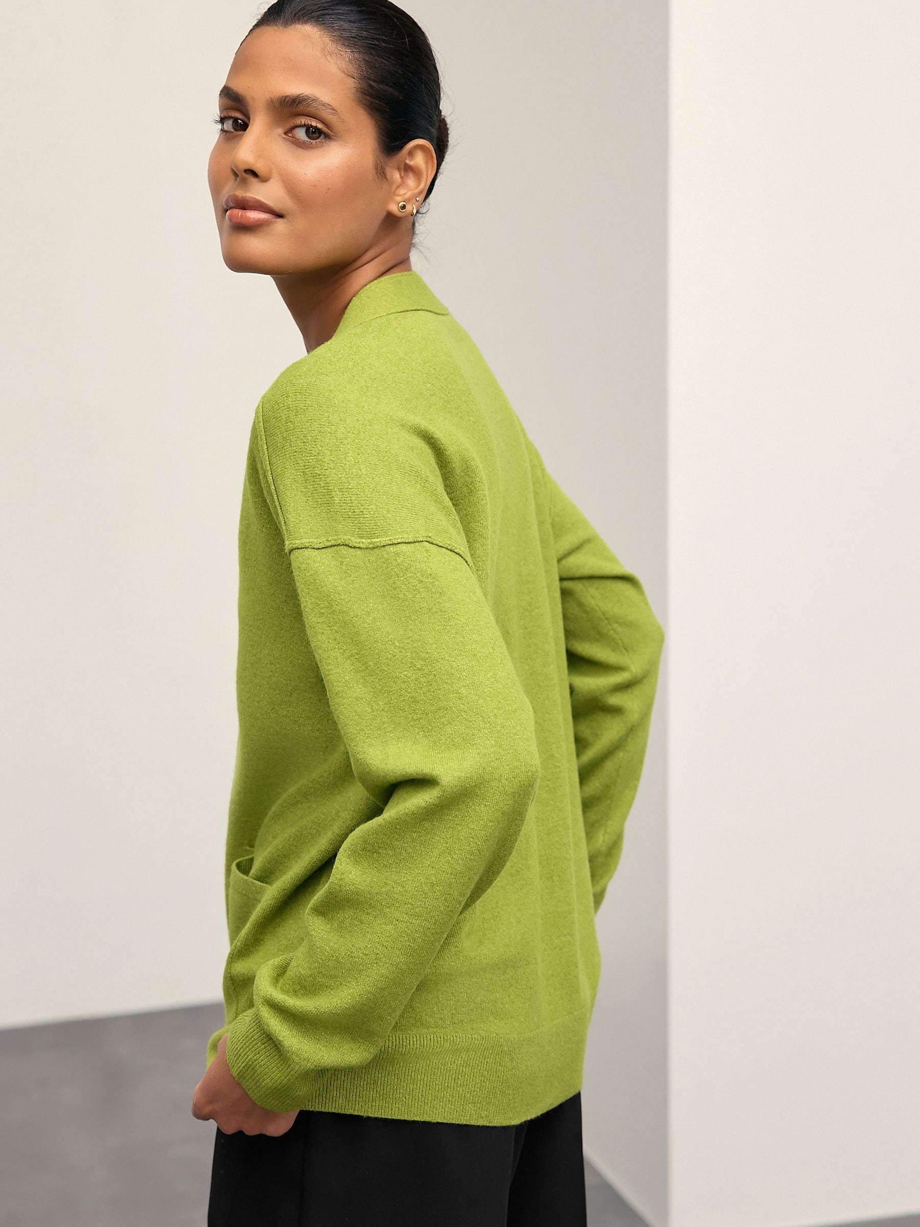ROUGH & SWELL Vネックニット Mサイズ オリーブグリーン Olivia V-Neck Sweater (Printable Version) - Heart Hook Home
