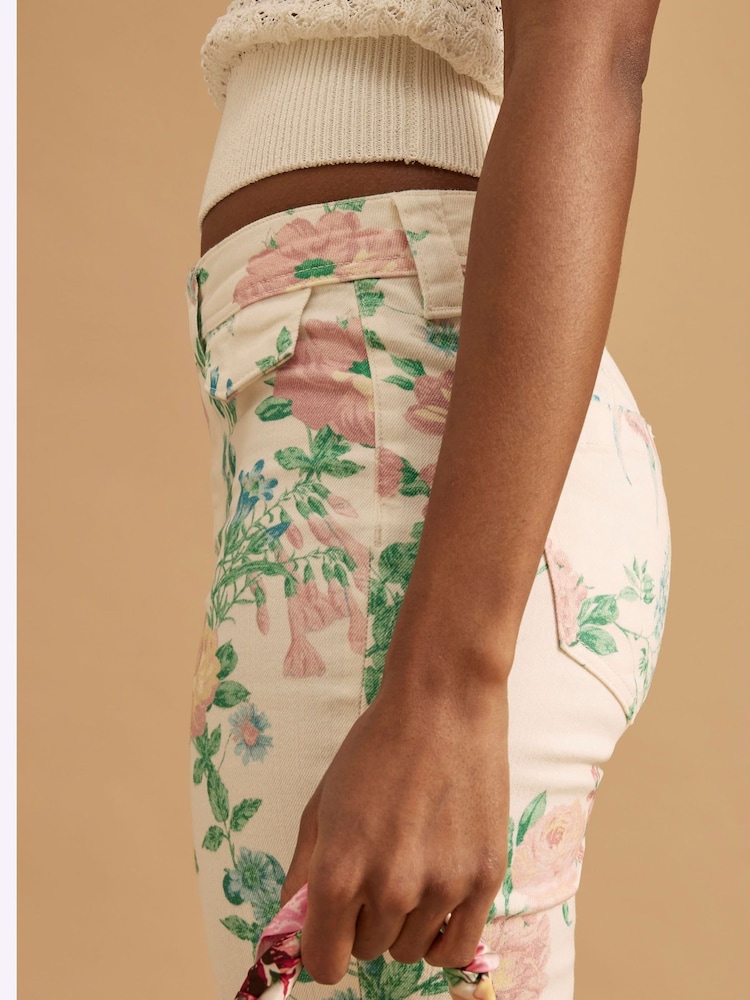 River Island White Floral Print High Rise Relaxed Flare Jeans - Image 4 of 4