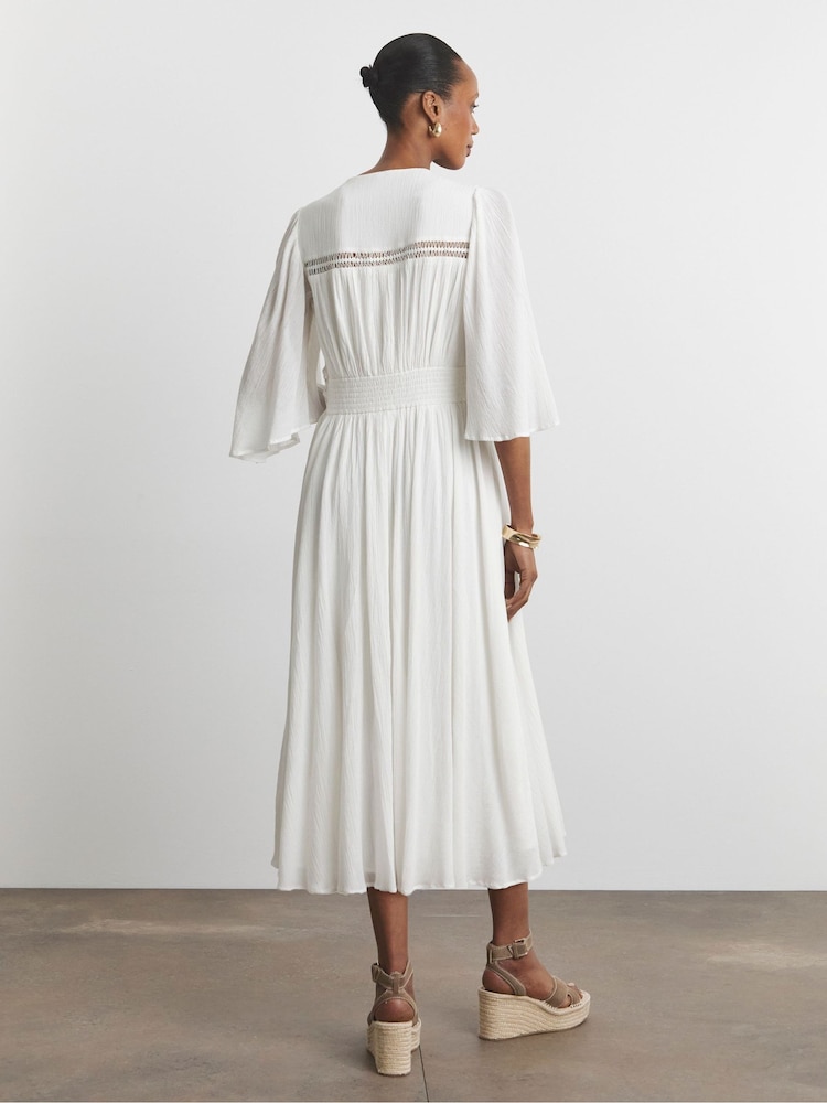 Vestido blanco en tejido arrugado con detalles de Joanna Hope - Imagen 2 de 4 Vestido blanco en tejido arrugado con detalles de Joanna Hope - Imagen 2 de 4