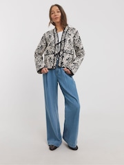 JD Williams Mono Print Tie Front Quilted Jacket - Image 5 of 5
